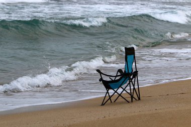 İsrail'in kuzeyinde Akdeniz kıyısında şezlong 