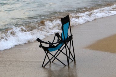 İsrail'in kuzeyinde Akdeniz kıyısında şezlong 