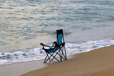 İsrail'in kuzeyinde Akdeniz kıyısında şezlong 