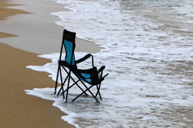 İsrail'in kuzeyinde Akdeniz kıyısında şezlong 