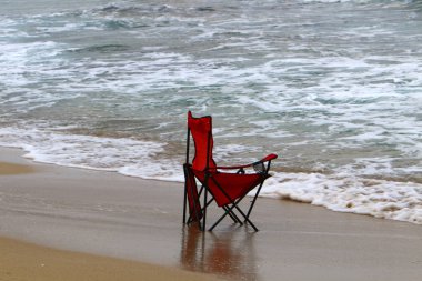İsrail'in kuzeyinde Akdeniz kıyısında şezlong 