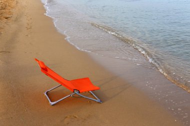 İsrail'in kuzeyinde Akdeniz kıyısında şezlong 