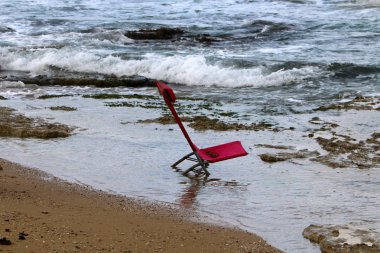 İsrail'in kuzeyinde Akdeniz kıyısında şezlong 