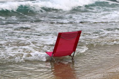 İsrail'in kuzeyinde Akdeniz kıyısında şezlong 