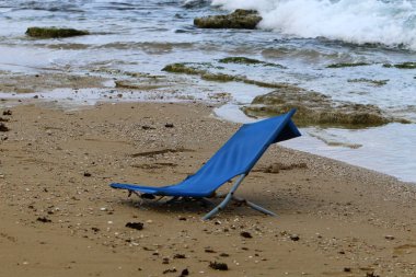 İsrail'in kuzeyinde Akdeniz kıyısında şezlong 