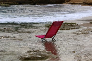 İsrail'in kuzeyinde Akdeniz kıyısında şezlong 