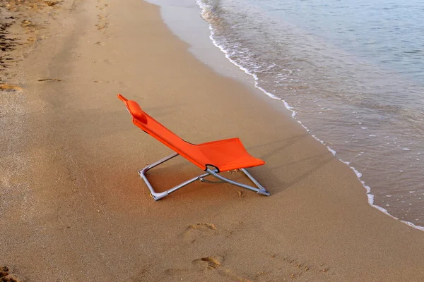 İsrail'in kuzeyinde Akdeniz kıyısında şezlong 