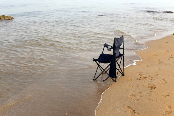 İsrail'in kuzeyinde Akdeniz kıyısında şezlong 