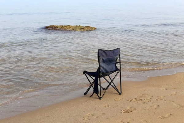 İsrail'in kuzeyinde Akdeniz kıyısında şezlong 