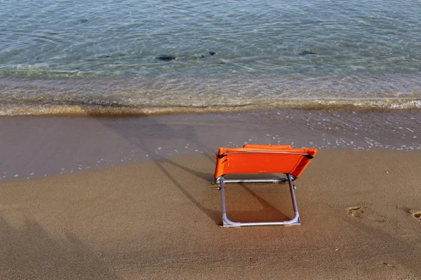 İsrail'in kuzeyinde Akdeniz kıyısında şezlong 