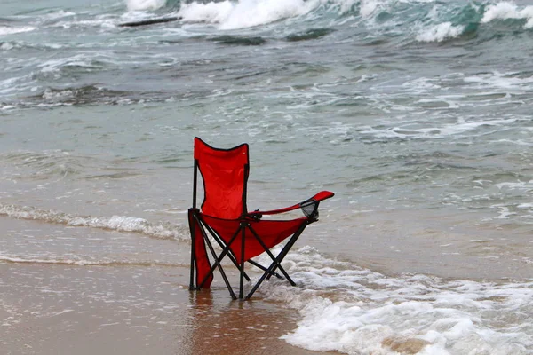 İsrail'in kuzeyinde Akdeniz kıyısında şezlong 