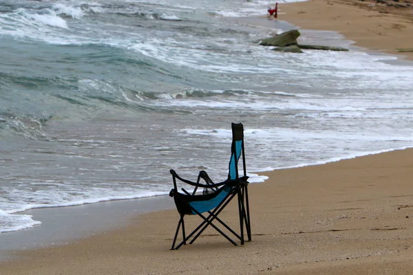 İsrail'in kuzeyinde Akdeniz kıyısında şezlong 