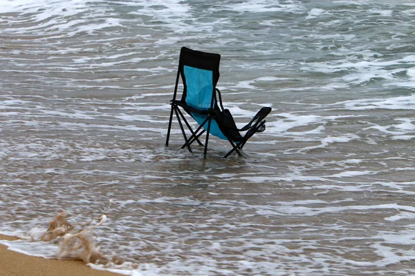 İsrail'in kuzeyinde Akdeniz kıyısında şezlong 