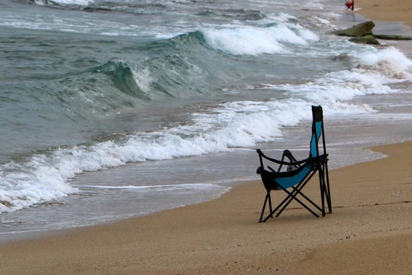 İsrail'in kuzeyinde Akdeniz kıyısında şezlong 