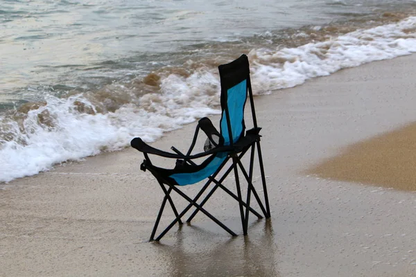 İsrail'in kuzeyinde Akdeniz kıyısında şezlong 