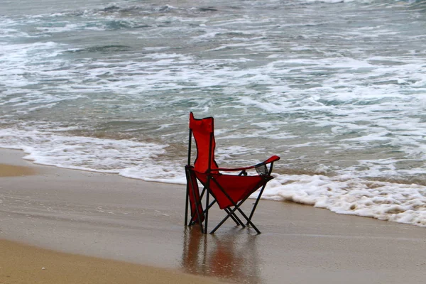 İsrail'in kuzeyinde Akdeniz kıyısında şezlong 