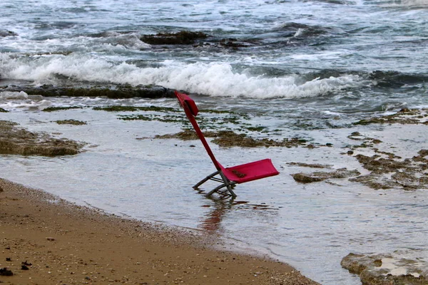 İsrail'in kuzeyinde Akdeniz kıyısında şezlong 