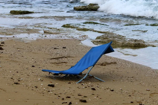 İsrail'in kuzeyinde Akdeniz kıyısında şezlong 