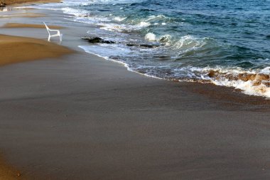 İsrail'in kuzeyinde Akdeniz kıyısında şezlong 