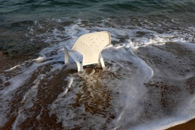 İsrail'in kuzeyinde Akdeniz kıyısında şezlong 