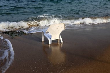 İsrail'in kuzeyinde Akdeniz kıyısında şezlong 