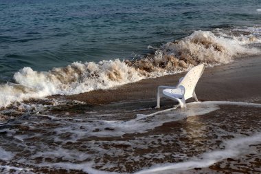 İsrail'in kuzeyinde Akdeniz kıyısında şezlong 
