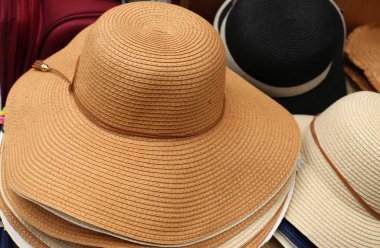 Şapka. Yüzü, omuzları ve boynu güneşten korumak için tacın kenarlarından çıkan bir madde şeridi., 