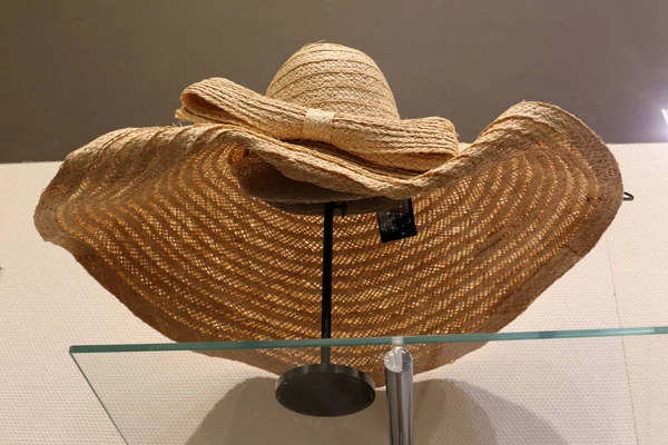Şapka Yüzü Omuzları Boynu Güneşten Korumak Için Tacın Kenarlarından Çıkan — Stok fotoğraf