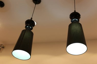 İsrail devletinin kuzeyinde bir şehir parkına kurulan aydınlatma için bir fener 