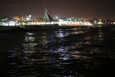 İsrail devletinin kuzeyinde bir şehir parkına kurulan aydınlatma için bir fener 