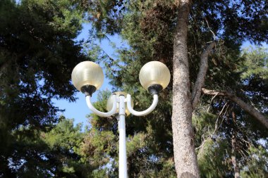 İsrail devletinin kuzeyinde bir şehir parkına kurulan aydınlatma için bir fener 
