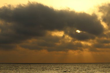 Güneş, Israil 'in kuzeyinde Akdeniz 'de ufukta 