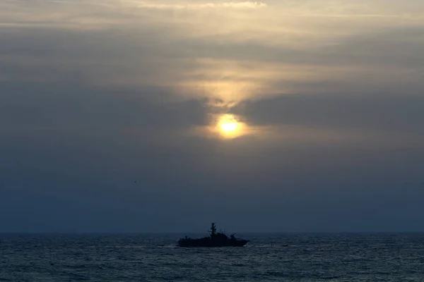 イスラエル北部の地中海の地平線上に太陽が沈む — ストック写真