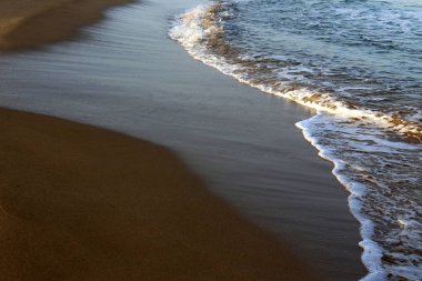 İsrail'in kuzeyinde Akdeniz'in kumlu kıyıları 