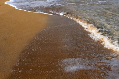 İsrail'in kuzeyinde Akdeniz'in kumlu kıyıları 