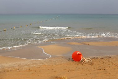 İsrail'in kuzeyinde Akdeniz'in kumlu kıyıları 