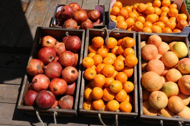 Taze meyve ve sebzeler Israil Acre kentinde bir pazarda satılır 