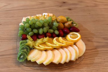 Taze meyve ve sebzeler Israil Acre kentinde bir pazarda satılır 