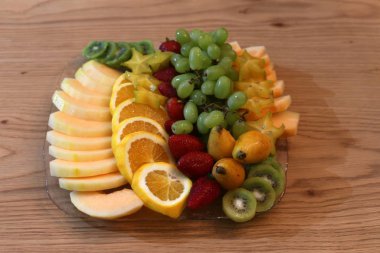 Taze meyve ve sebzeler Israil Acre kentinde bir pazarda satılır 