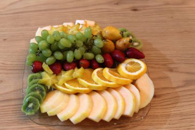 Taze meyve ve sebzeler Israil Acre kentinde bir pazarda satılır 