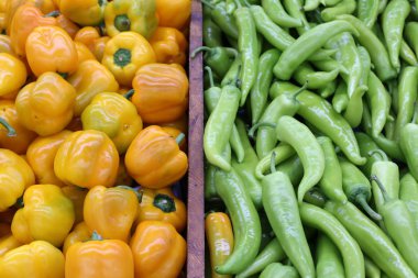 Taze meyve ve sebzeler Israil Acre kentinde bir pazarda satılır 