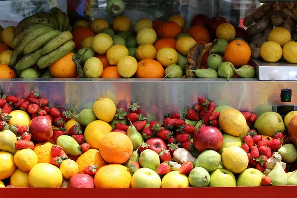 新鲜水果和蔬菜在以色列阿克市的一个市场出售 — 图库照片