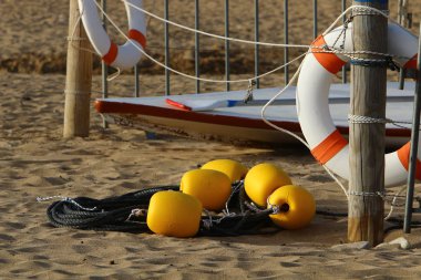 Israil devleti 'nin kuzeyinde Akdeniz 'in kıyılarında sahilde yüzen halat ile 