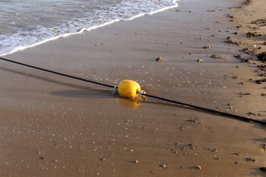 Israil devleti 'nin kuzeyinde Akdeniz 'in kıyılarında sahilde yüzen halat ile 