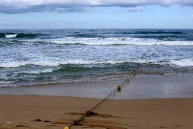 Israil devleti 'nin kuzeyinde Akdeniz 'in kıyılarında sahilde yüzen halat ile 