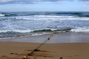 Israil devleti 'nin kuzeyinde Akdeniz 'in kıyılarında sahilde yüzen halat ile 