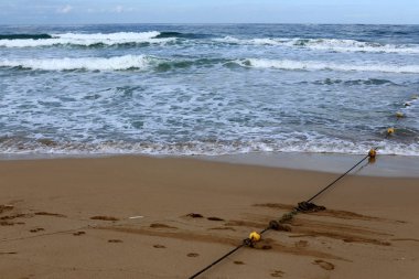 Israil devleti 'nin kuzeyinde Akdeniz 'in kıyılarında sahilde yüzen halat ile 