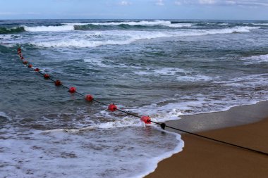 Israil devleti 'nin kuzeyinde Akdeniz 'in kıyılarında sahilde yüzen halat ile 