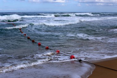 Israil devleti 'nin kuzeyinde Akdeniz 'in kıyılarında sahilde yüzen halat ile 