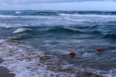 Israil devleti 'nin kuzeyinde Akdeniz 'in kıyılarında sahilde yüzen halat ile 